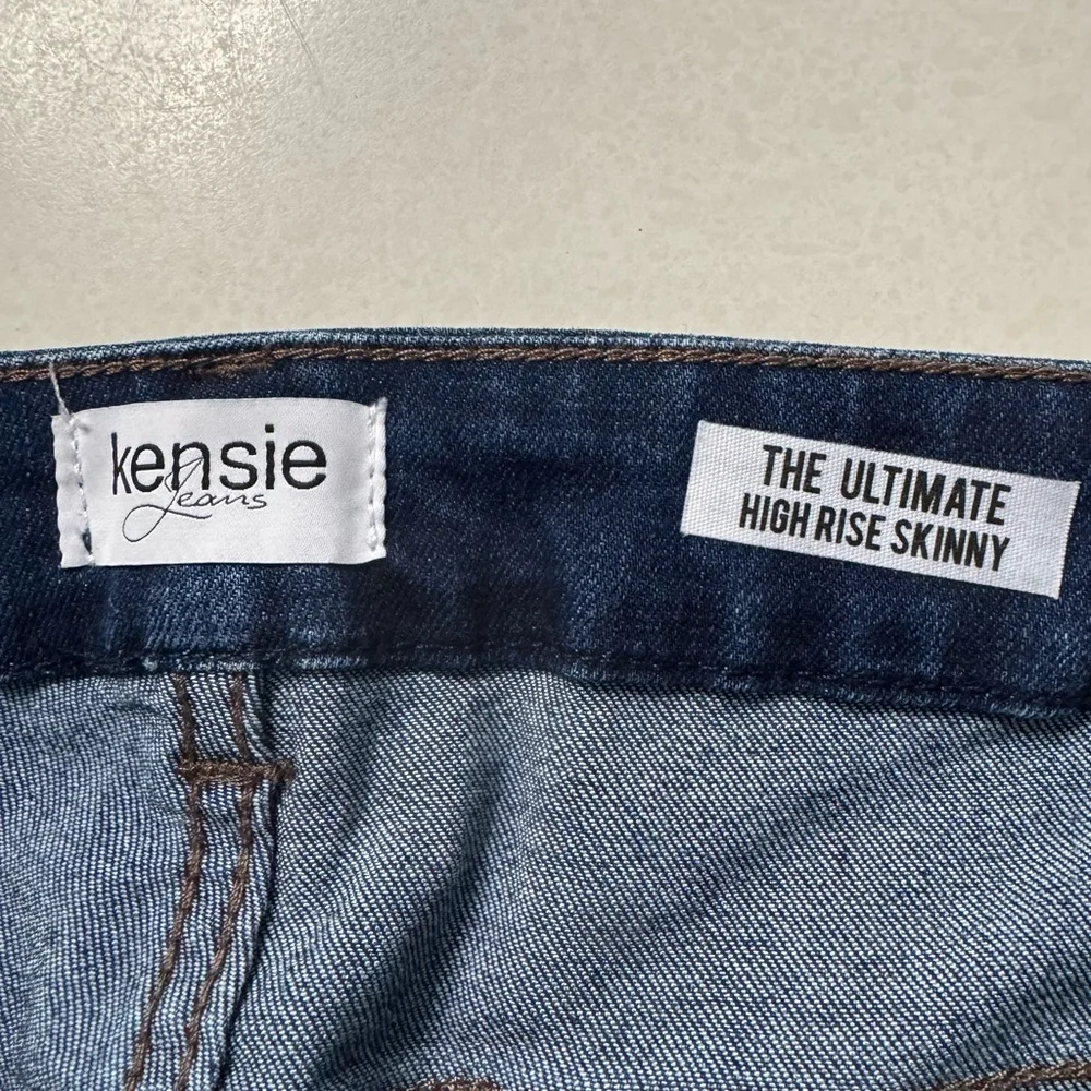 Women’s Size 10/30 Kensie Dark Blue Skinny Jeans with Button-Fly - Picture 3 of 4